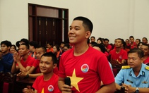 Bộ đội phòng không trổ tài nói tiếng Anh, tiếng Nga lưu loát khiến nhiều người bất ngờ