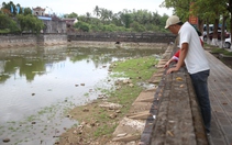 Tu bổ xong bờ kè, lòng hồ Thành cổ Quảng Trị đầy phế thải xây dựng
