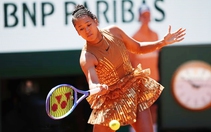 Naomi Osaka gây choáng với váy ‘lấp lánh như tháp Eiffel’ ở Roland Garros
