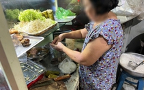 Người bán thức ăn không đeo khẩu trang, găng tay: Ai giám sát, xử phạt?