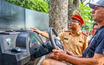 CSGT siêu cuốn sáng cuối tuần khi gần dân ở hồ Gươm