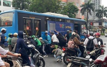Nguyên nhân người phụ nữ kẹt dưới gầm xe buýt khiến hàng chục người phải nâng xe để giải cứu