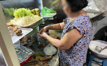 Không đeo găng tay bốc thức ăn lại nói liên tục, nước bọt bắn vào nhưng vẫn đắt khách