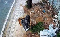 Camera ghi nhận hai người vứt rác ven đường Nguyễn Văn Linh, mỗi người bị phạt 1,5 triệu đồng