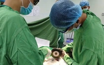Bác sĩ phải dùng máy cắt để cắt hai đai ốc ở bộ phận sinh dục người đàn ông
