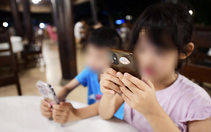 Trẻ em 'ngập' trong mạng xã hội: Cha mẹ buông tay hay bất lực?
