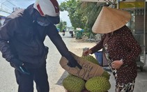 Sầu riêng tràn xuống đường: Sự thật đằng sau bảng giá '20k/kg'