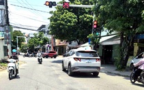 Hàng loạt ô tô dính lỗi đi sai làn đường ở cùng ngã tư đèn đỏ, vì sao?