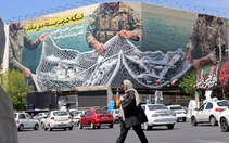 Trung Đông leo thang: Iran ngắt liên lạc với Mỹ, tính đóng chặt eo biển Hormuz