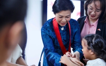 Trẻ em hoàn cảnh đặc biệt tại Philippines tặng vòng tay tự làm cho Phu nhân Ngô Phương Ly