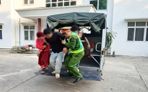 Chở người nhà ngộ độc lá ngón đi cấp cứu thì bị tai nạn, công an xã có mặt hỗ trợ