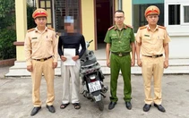 Buông hai tay chạy xe máy, bị phạt gần 18 triệu đồng