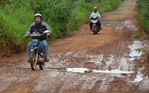 Đường xuống cấp nguy hiểm, dân mong chờ sửa