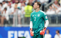 Neuer gây tranh cãi vì tự cắt áo đấu ở World Cup 2026