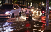 Mưa lớn ở TP.HCM: Đường Xuân Thủy nước ngập nửa xe
