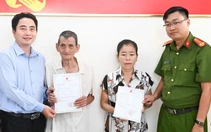 Phường Tân Tạo trao giấy khai sinh cho 2 người dân thuộc diện nhân khẩu đặc thù
