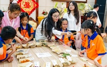 Thiếu niên TP.HCM học làm túi thơm, tìm hiểu cách người Trung Quốc ăn Tết Đoan Ngọ