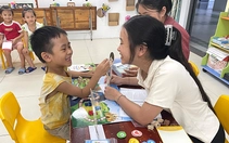 Sinh viên làm trò chơi giúp trẻ học cách phòng tránh xâm hại