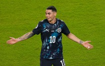 Cầu thủ đầu tiên nhận thẻ đỏ vì dùng tay che miệng tại World Cup