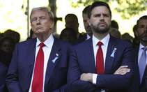 Ông Trump yêu cầu trang phục ở Nhà Trắng: Vest xanh navy, cà vạt trơn màu, giày đen