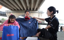 Bạn đọc Tuổi Trẻ giúp đỡ người cha nuôi con bại não trên sông Sài Gòn