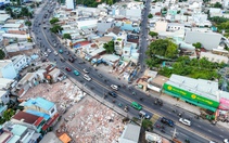 Dọc quốc lộ 13, nhà cửa liên tiếp tháo dỡ để nhường chỗ mở rộng đường