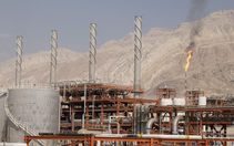 Iran gấp rút tìm cách bán bớt dầu sau khi Mỹ nới lỏng trừng phạt