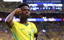 Vinicius lập cú đúp giúp Brazil giành ngôi đầu bảng C