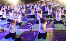 Hàng trăm người đồng diễn yoga bên sông Hàn, lan tỏa thông điệp sống khỏe
