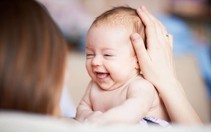 Vượn và người cười giống nhau khi bị cù lét: Chỉ dấu chung tổ tiên
