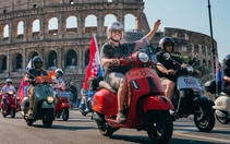 Hơn 10.000 xe Vespa đổ về quảng trường La Mã, mừng thương hiệu tròn 80 năm tuổi