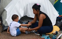 Venezuela sau thảm họa động đất: Nhà xác quá tải, lều bạt kín đường phố