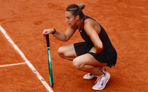 Tay vợt nữ số 1 thế giới bị loại khó tin ở Roland Garros 2026
