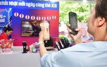 Đến gian hàng JCB, quẹt 'một chạm' uống trà sữa, nhận quà