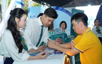 Người trẻ và người lớn tuổi cùng trải nghiệm tài chính số