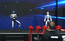 Robot hình người 'đổ bộ' triển lãm cơ khí ở TP.HCM
