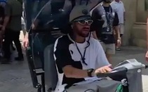 Neymar lái xe điện 'chill chill' ở công viên giải trí Universal sau World Cup 2026