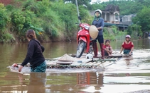 Tắc đường thoát nước qua cụm công nghiệp chưa hoạt động, dân khốn khổ vì ngập
