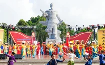 Du khách về Hà Tiên thắp hương cho Đức khai trấn Mạc Cửu