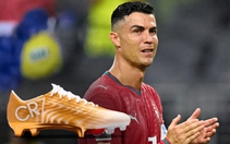 Ronaldo tặng fan đôi giày cực hiếm