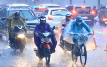 Hà Nội mưa dông, cảnh báo ngập lụt nhiều tuyến phố