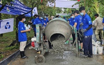 Sinh viên Bách khoa TP.HCM làm đường nông thôn phục vụ vận chuyển nông sản Đồng Tháp