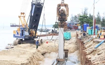 Hối hả thi công bờ kè giữ làng sát sông Thu Bồn