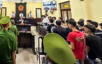 44 bị cáo hầu tòa trong vụ hẹn hỗn chiến bằng dao, bom xăng ở Cà Mau