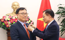 Đại sứ Hàn Quốc nhận kỷ niệm chương Vì sự nghiệp ngoại giao Việt Nam