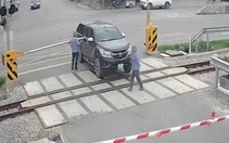 Nữ tài xế vượt đường sắt khi rào chắn đã hạ bị phạt 19 triệu đồng