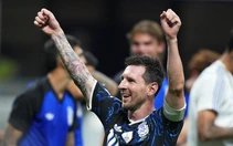 Video Messi hai lần kiến tạo giúp Argentina đánh bại tuyển Anh