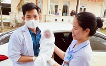 Sản phụ chuyển dạ khi vừa tới bệnh viện, y bác sĩ đỡ đẻ ngay trên băng ghế xe taxi