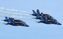 Bộ trưởng Hegseth và quyền Bộ trưởng Hải quân Hung Cao bênh vực phi công bay sát đầu đám đông