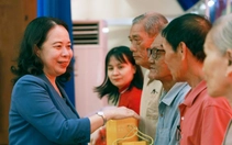 Phó chủ tịch nước Võ Thị Ánh Xuân tặng quà người có công với cách mạng tại Khánh Hòa